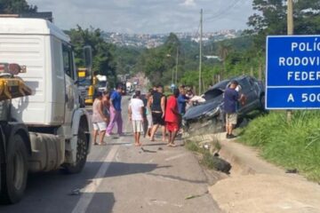 Carro capota na BR-381 próximo a posto da PRF em Sabará