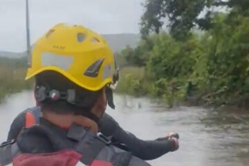 Bombeiros resgatam grupo ilhado em área de camping na região da Cachoeira do Telesforo, em Diamantina