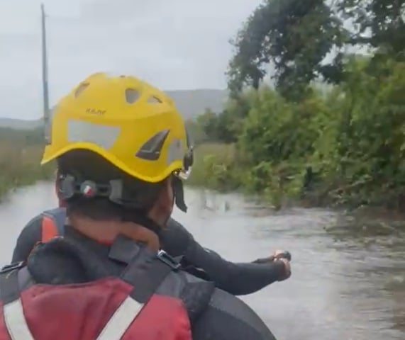 Bombeiros resgatam grupo ilhado em área de camping na região da Cachoeira do Telesforo, em Diamantina