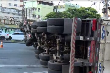Após quase 15 horas, carreta é destombada  na avenida Amazonas, em Belo Horizonte