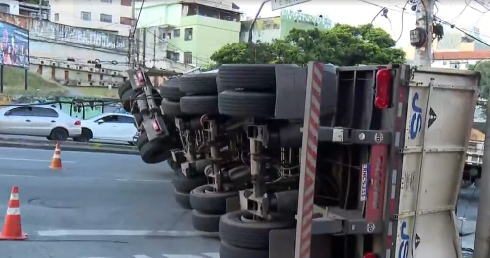 Após quase 15 horas, carreta é destombada  na avenida Amazonas, em Belo Horizonte