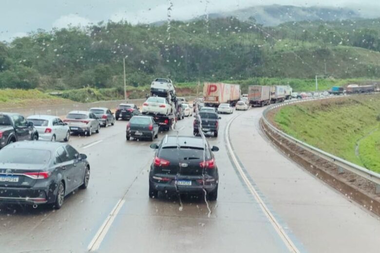 Trânsito na BR-381 testa a paciência de motoristas na volta para BH neste domingo