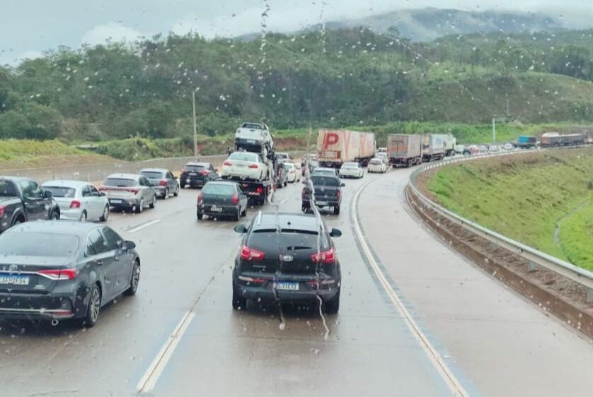 Trânsito na BR-381 testa a paciência de motoristas na volta para BH neste domingo