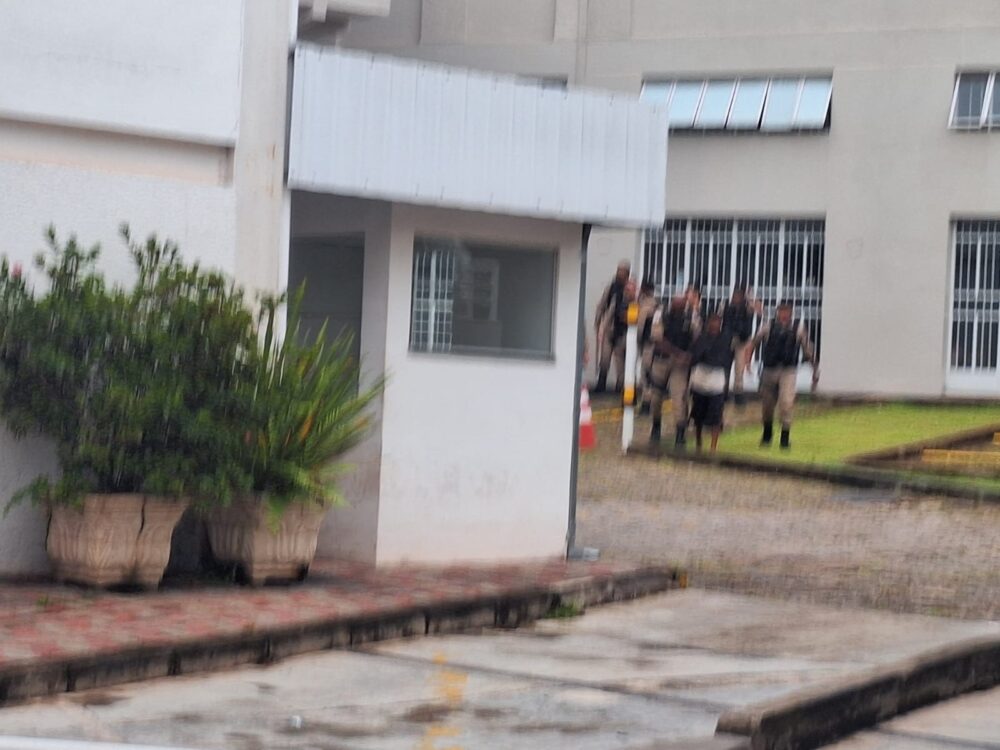 Jovem é detido após agredir motorista de ônibus e cometer sequência de crimes no Centro de Itabira