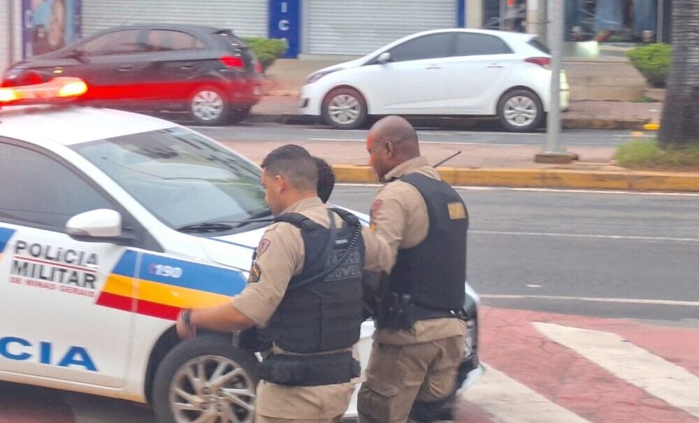Jovem é detido após agredir motorista de ônibus e cometer sequência de crimes no Centro de Itabira
