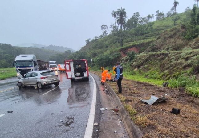 Colisão entre carro e caminhão na BR-381 deixa motorista ferido em João Monlevade