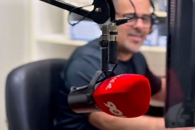 Rádio Caraça FM lança canal de notícias no WhatsApp e amplia interação com ouvintes; saiba mais