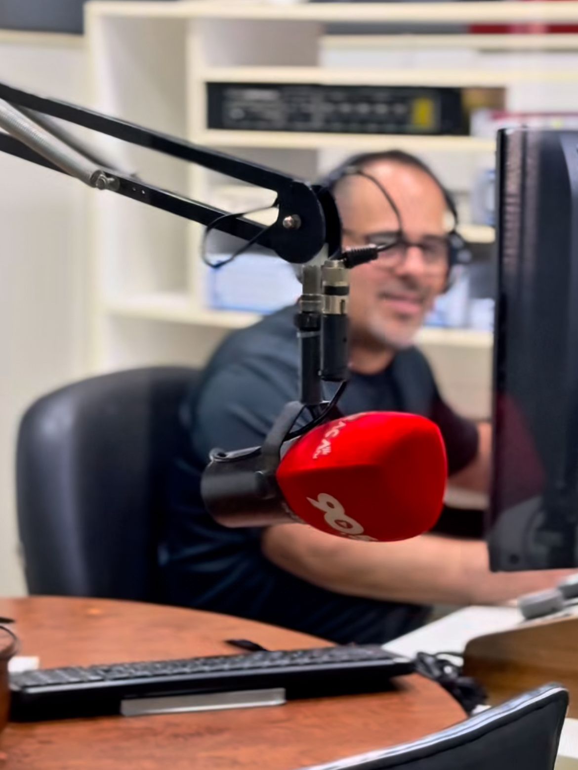Rádio Caraça FM lança canal de notícias no WhatsApp e amplia interação com ouvintes; saiba mais