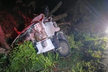 Caminhão de leite tomba na MG-129 e motorista fica gravemente ferido em Itabira