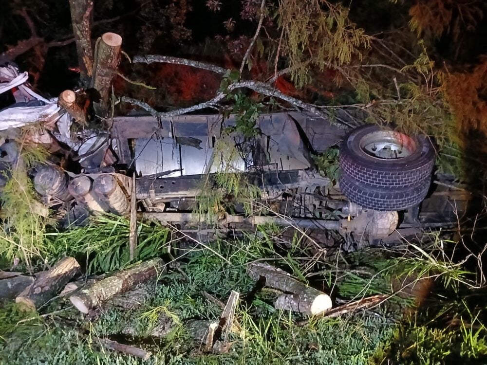 Caminhão de leite tomba na MG-129 e motorista fica gravemente ferido em Itabira