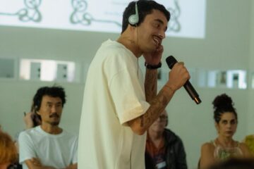 Itabirano Thiago SKP leva rap e poesia a conferência internacional de performance