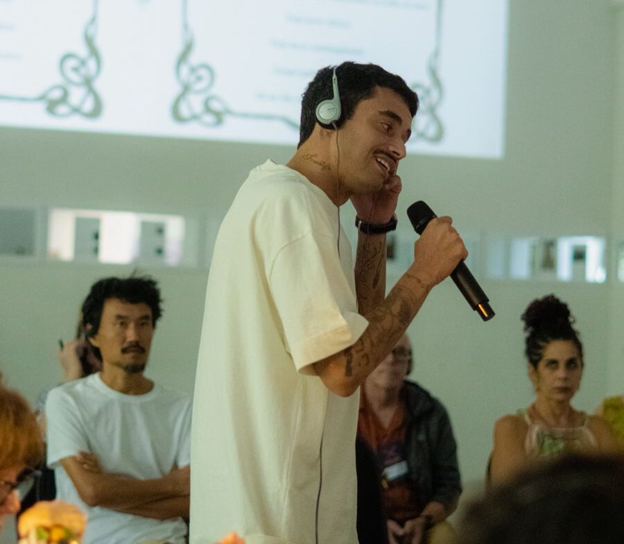 Itabirano Thiago SKP leva rap e poesia a conferência internacional de performance