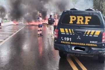 Moradores de Nova Era queimam pneus e interditam a BR-381 por falta de energia elétrica