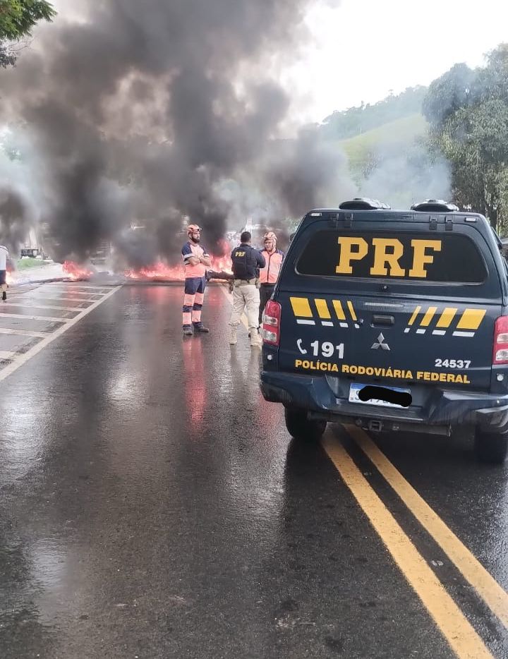 Moradores de Nova Era queimam pneus e interditam a BR-381 por falta de energia elétrica