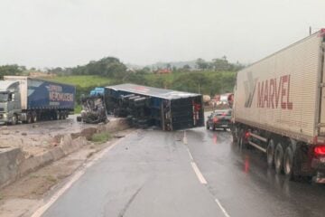 Fernão Dias: carreta tomba na BR-381 e provoca congestionamento em Itaguara