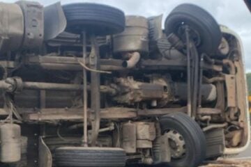 Carreta com chapas de aço tomba no Corte de Pedras e provoca congestionamento na BR-381, em João Monlevade