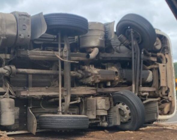 Carreta com chapas de aço tomba no Corte de Pedras e provoca congestionamento na BR-381, em João Monlevade
