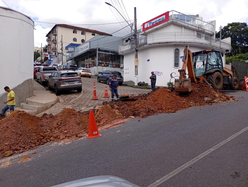 Obra do Saae interdita as ruas Salvino Pascoal Patrocínio e José Bragança no Centro de Itabira