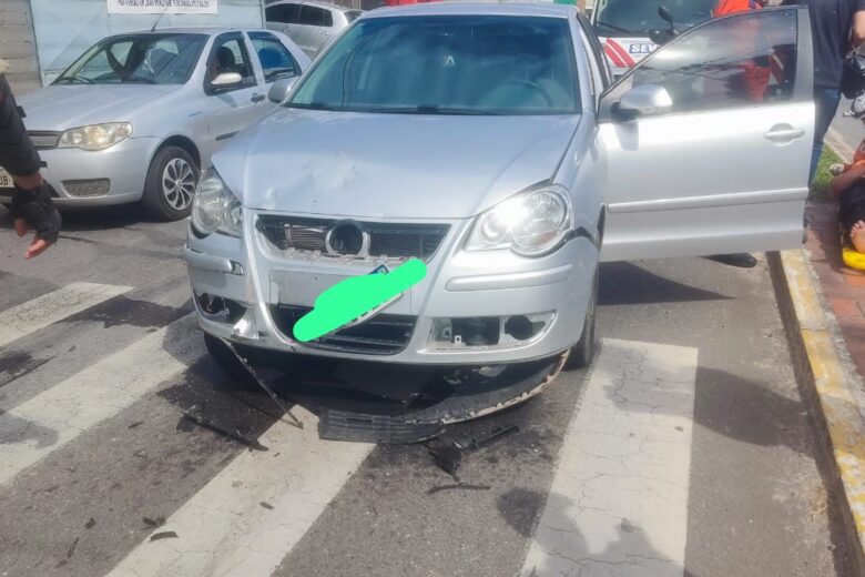 João Monlevade: colisão entre carro e moto deixa mulher ferida na avenida Wilson Alvarenga