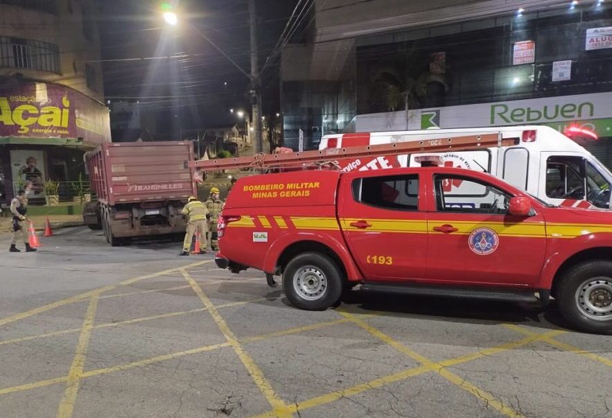 Motociclista morre em colisão com carreta na avenida Wilson Alvarenga, em João Monlevade
