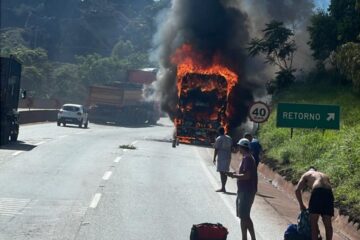Ônibus de turismo pega fogo na BR-381, desce desgovernado e interdita a rodovia na Serra de Igarapé