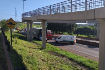 Batida entre caminhões deixa motorista ferido e interdita BR-381 por mais de duas horas