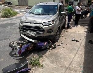 Menor sem habilitação fica ferido após bater de frente contra carro no bairro Gabiroba