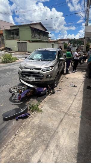 Menor sem habilitação fica ferido após bater de frente contra carro no bairro Gabiroba