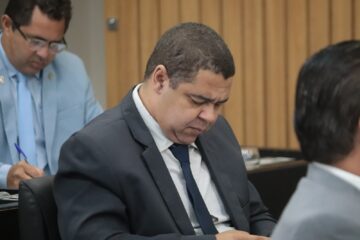 Silêncio e cumprimento frio marcam despedida entre Luiz Carlos e Dulce Citi na Câmara