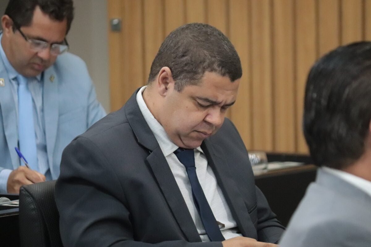 Silêncio e cumprimento frio marcam despedida entre Luiz Carlos e Dulce Citi na Câmara