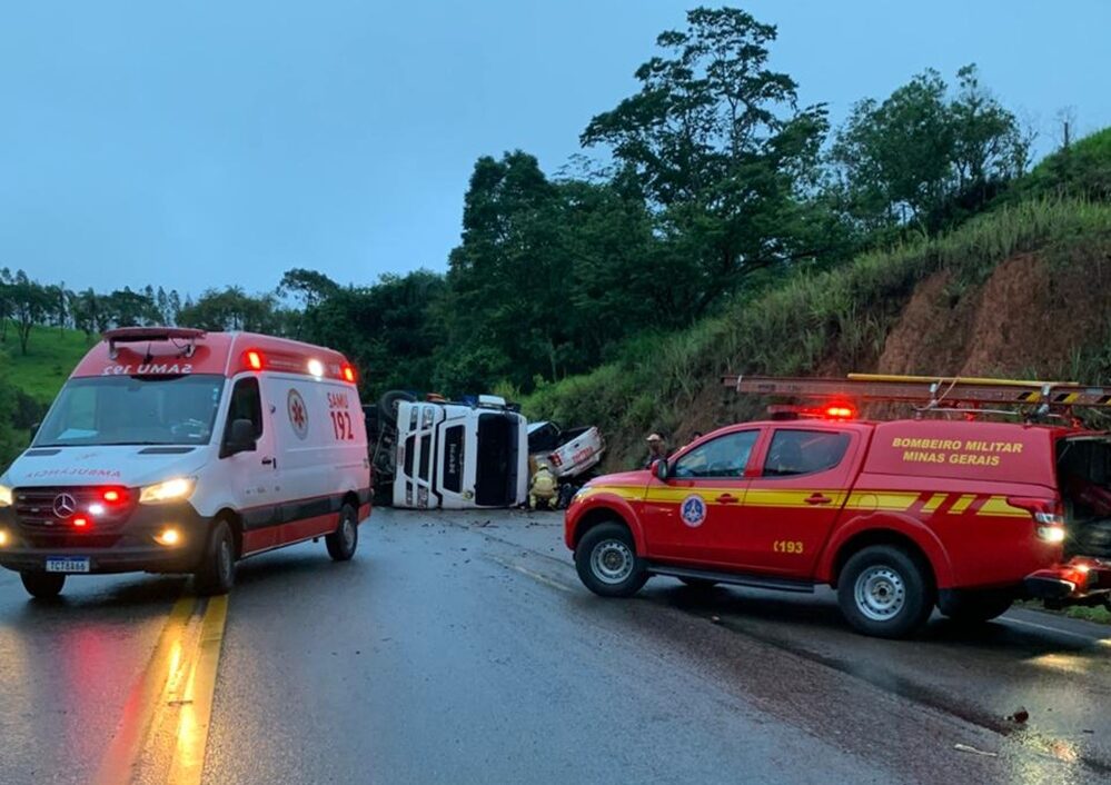 Carreta que transportava cerveja tomba e carga atinge caminhonete na MG-434