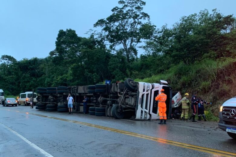 Carreta que transportava cerveja tomba e carga atinge caminhonete na MG-434
