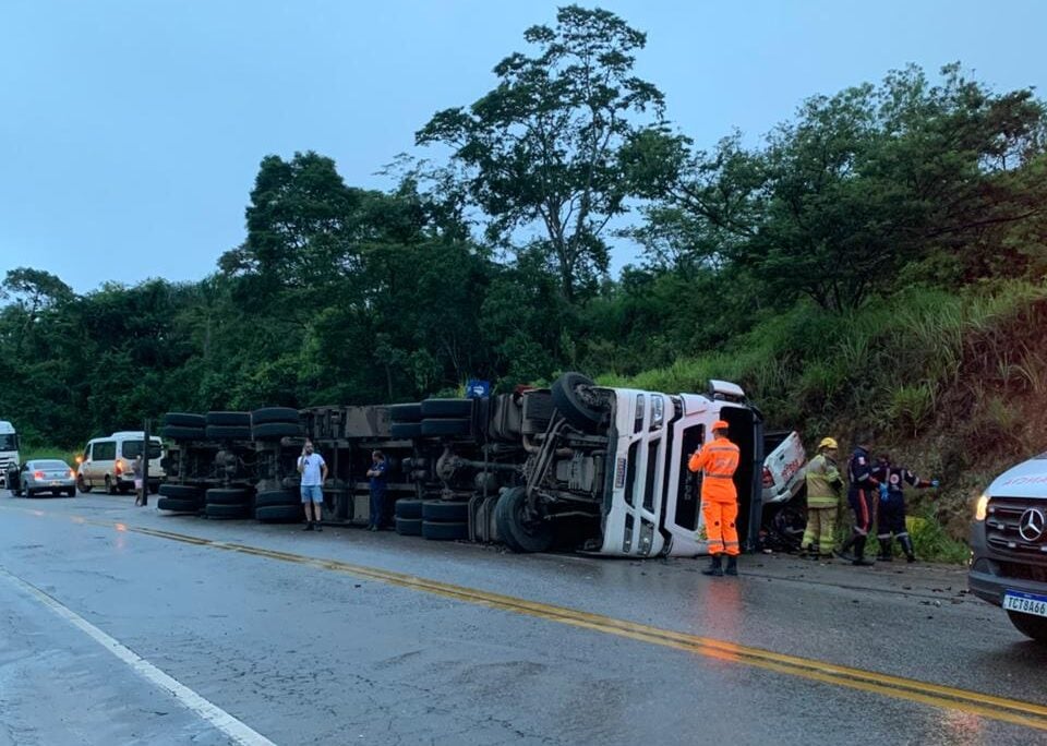 Carreta que transportava cerveja tomba e carga atinge caminhonete na MG-434
