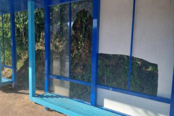 Transita inicia substituição de placas vandalizadas em abrigos de ônibus de Itabira