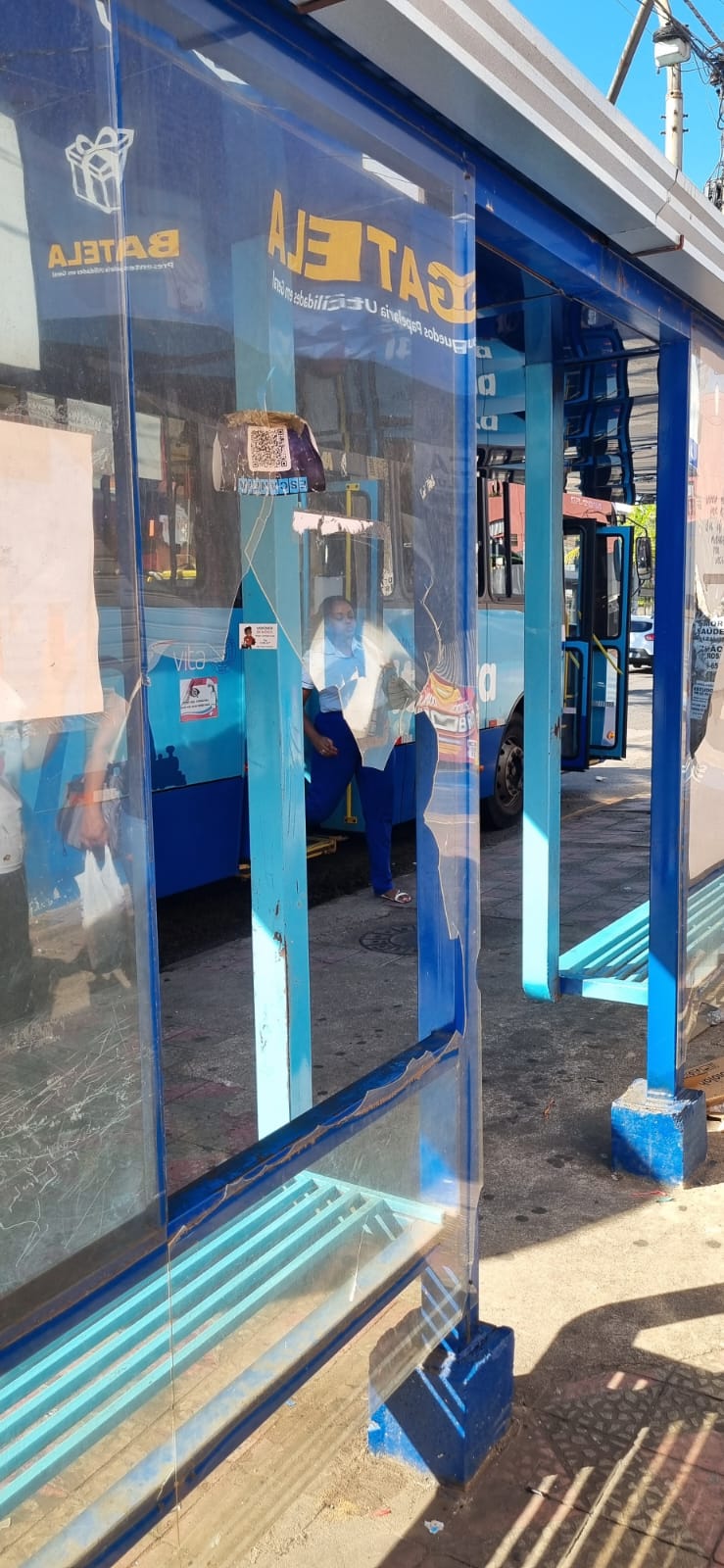 Transita inicia substituição de placas vandalizadas em abrigos de ônibus de Itabira
