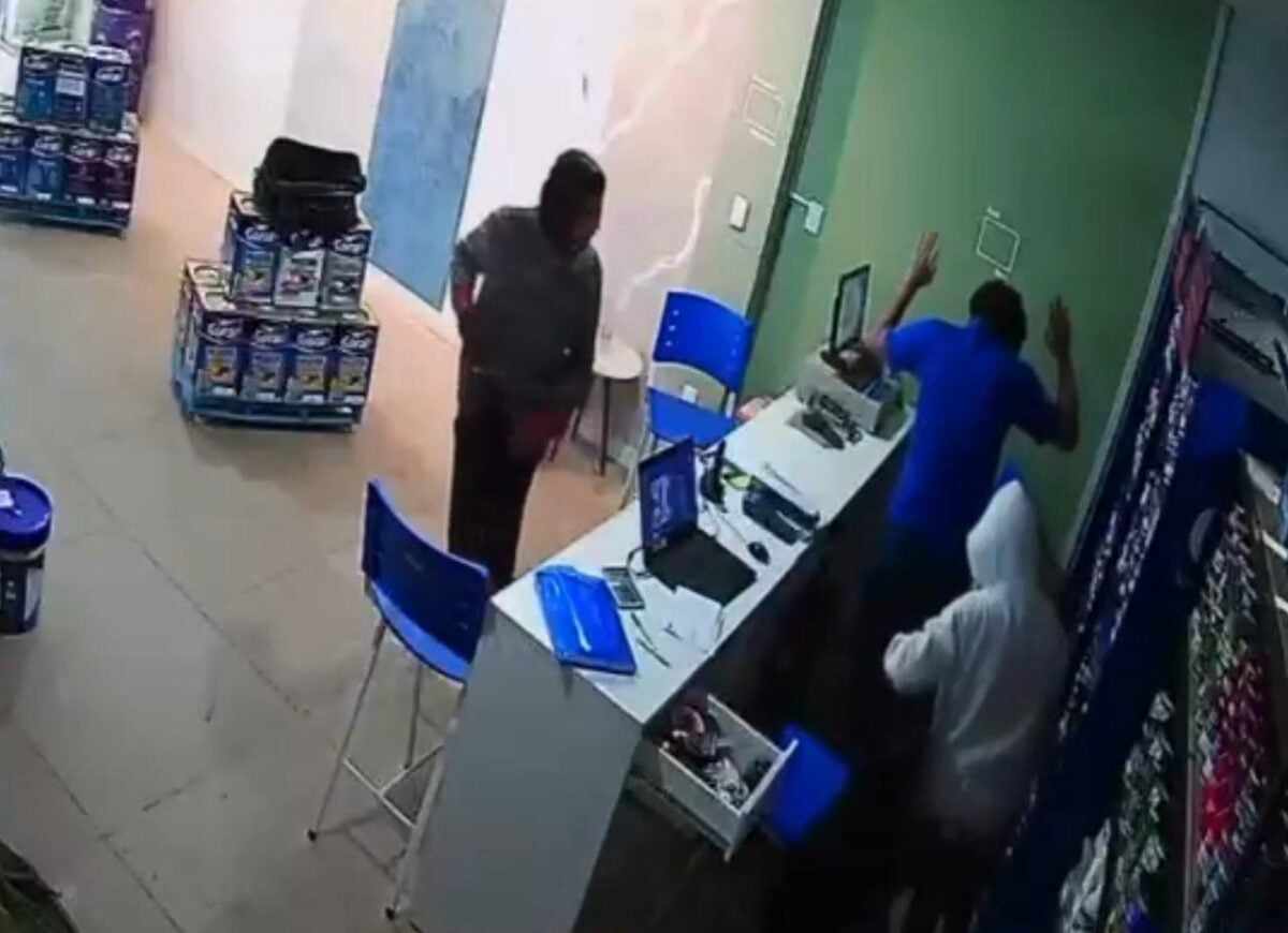 Câmeras flagram assalto a loja de tintas em Santa Bárbara; assista