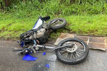 Colisão entre ônibus e motocicleta deixa homem ferido na estrada 105, em Itabira