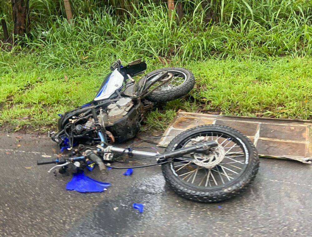 Colisão entre ônibus e motocicleta deixa homem ferido na estrada 105, em Itabira