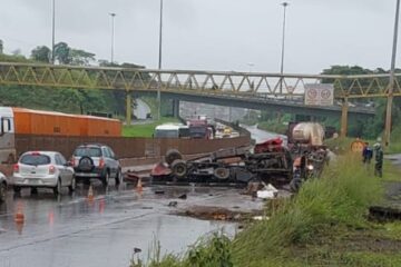 Acidente entre carreta e caminhão impacta o trânsito no Anel Rodoviário de BH