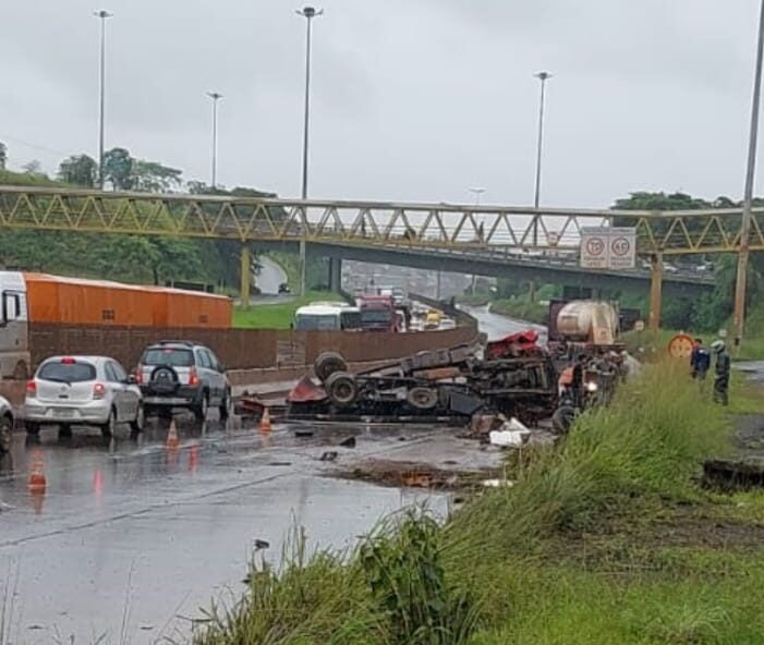 Acidente entre carreta e caminhão impacta o trânsito no Anel Rodoviário de BH