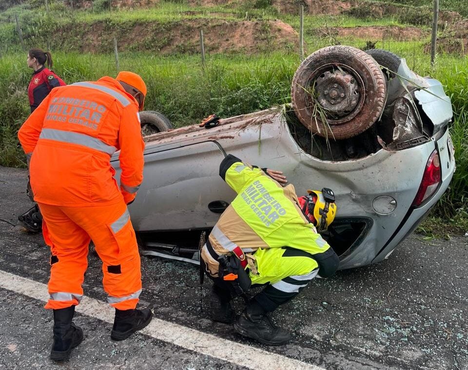 Capotamento na BR-262 mobiliza Bombeiros e SAMU em São Domingos do Prata