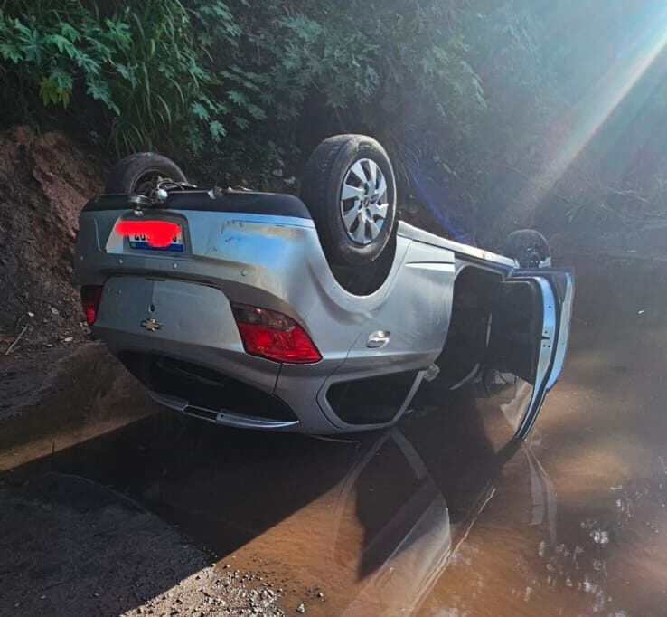 Capotamento na avenida Getúlio Vargas deixa motorista ferida em João Monlevade