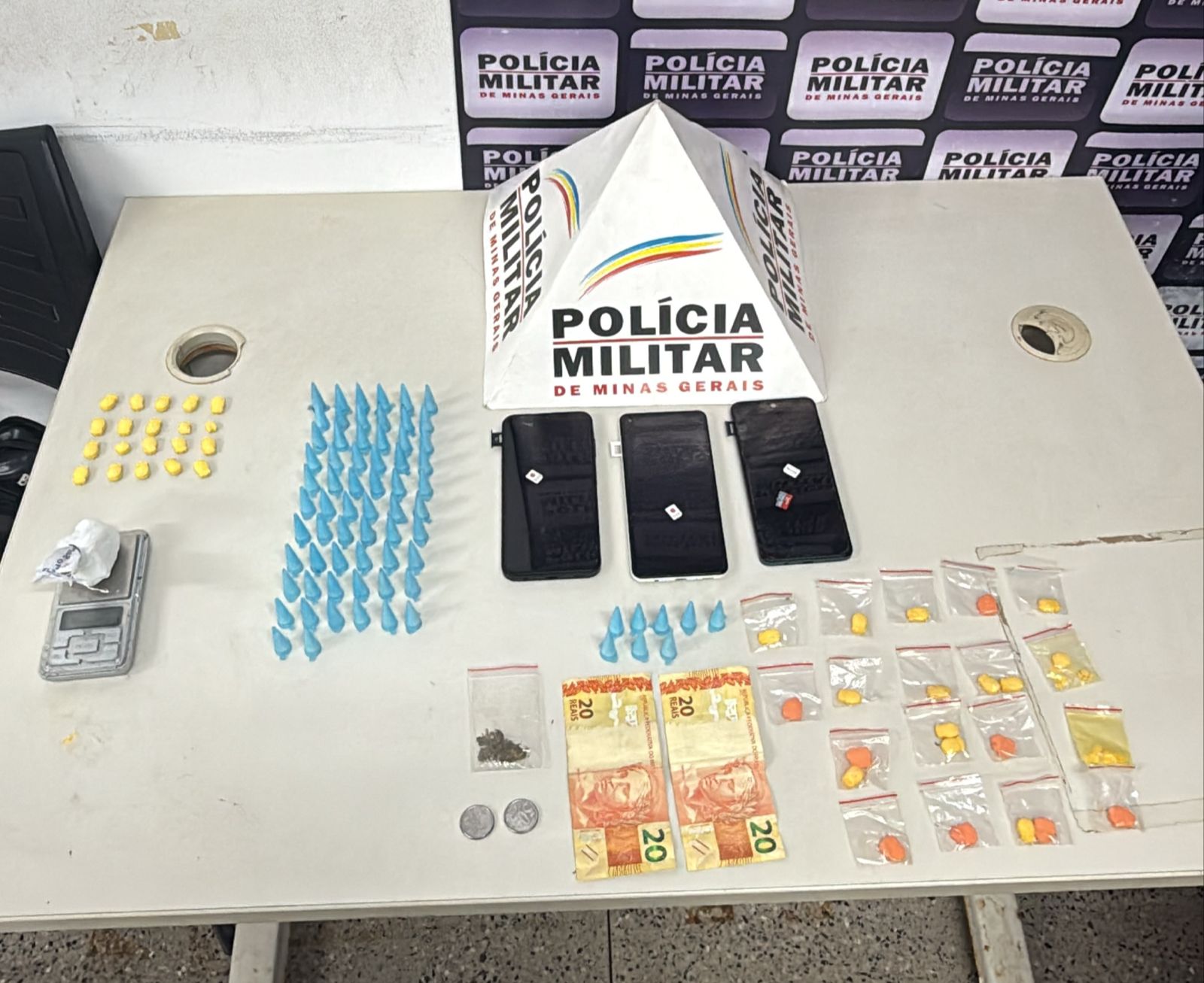 Itabira: PM prende quatro por tráfico de drogas no bairro Santa Marta