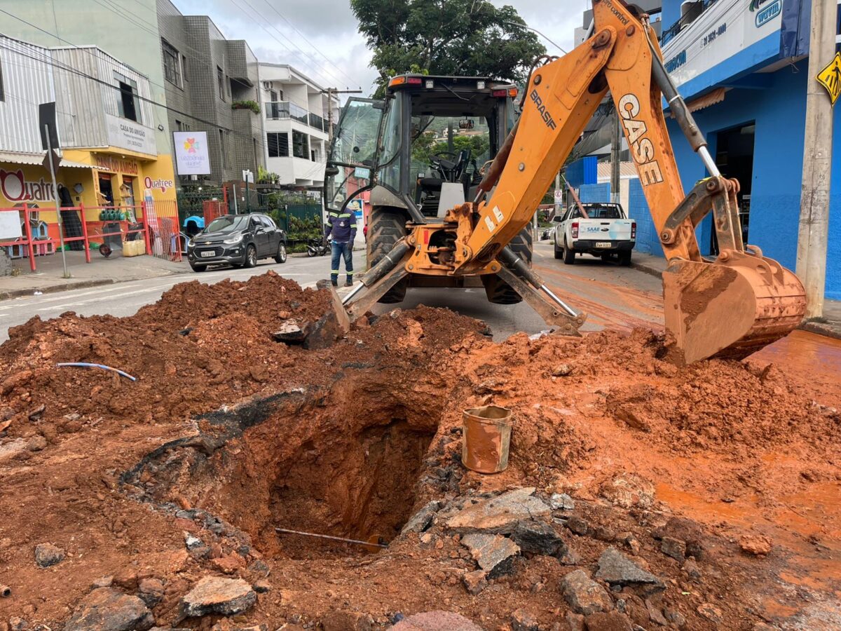 Manutenção do Saae interdita pista da rua Juca Machado em Itabira