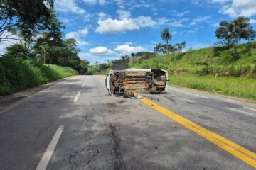 Carro colide em lateral de carreta e capota na MG-434, no sentido Itabira