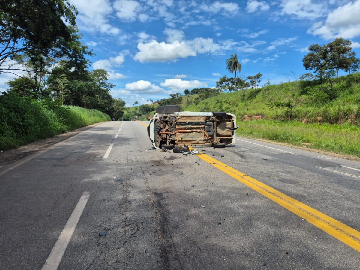 Carro colide em lateral de carreta e capota na MG-434, no sentido Itabira