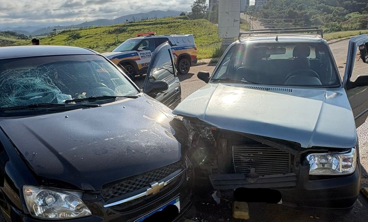 Colisão entre Corsa e Uno deixa dois feridos próximo à Unifei, em Itabira