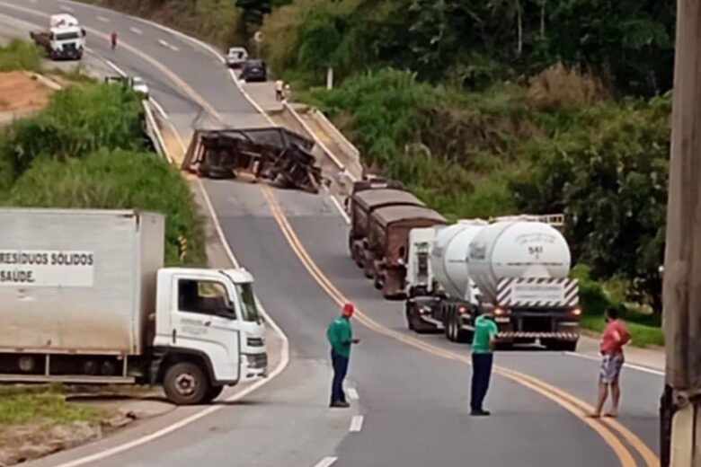Carreta com carga de milho tomba sobre ponte e interdita BR-262 na Serra do Macuco