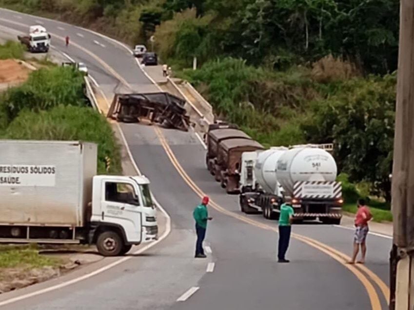 Carreta com carga de milho tomba sobre ponte e interdita BR-262 na Serra do Macuco