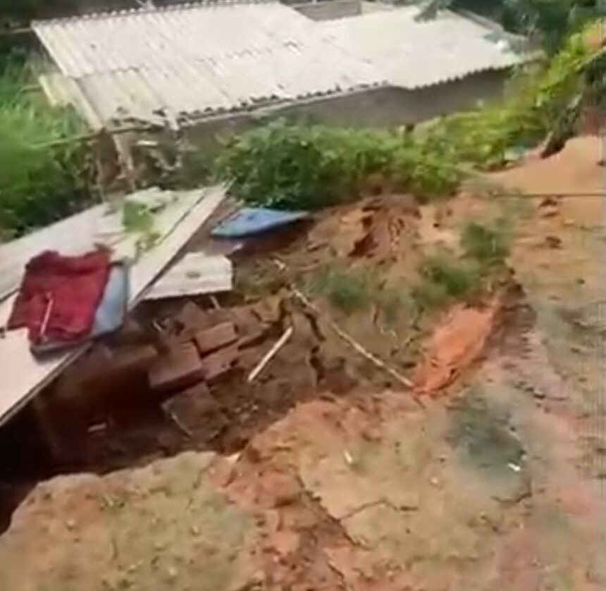 Bombeiros de Itabira interditam casa por risco de desabamento no Madre Maria de Jesus